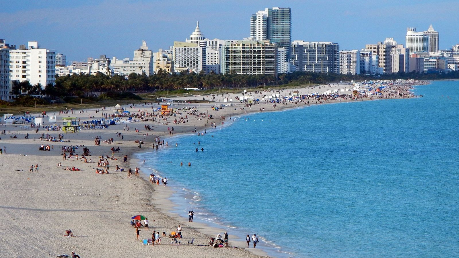 Playa de Miami Beach con rascacielos de la ciudad al fondo.